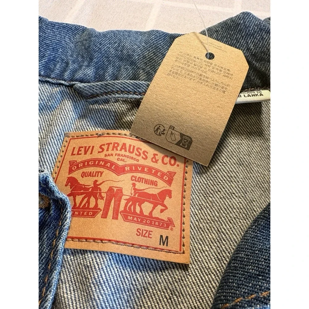 NWT Levi's Mens Medium Denim Trucker Jacket Medium Wash Red Tab A1743-0046